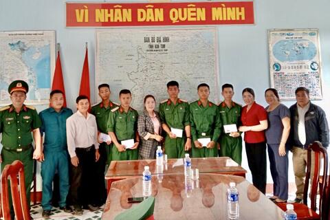 Lãnh đạo xã Kroong đến thăm hỏi các chiến sỹ mới tại Trung Đoàn Bộ binh 990, Tiểu đoàn huấn luyện - cơ động bộ đội biên phòng tỉnh Kon Tum