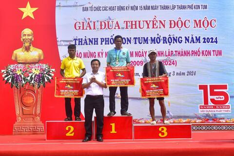 Thành phố Kon Tum tưng bừng tổ chức Giải đua thuyền độc mộc chào mừng 15 năm Ngày thành lập thành phố Kon Tum