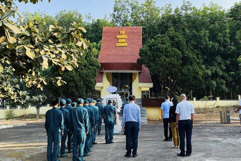 Xã Kroong tổ chức đi viếng các anh hùng Liệt sỹ tại Nhà Bia tưởng niệm nhân dịp kỷ niệm 15 năm ngày Thành lập thành phố Kon Tum