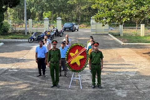 Lãnh đạo UBND thành phố cùng Lãnh đạo xã Kroong tổ chức viếng nhà bia tưởng niệm xã nhân kỷ niệm 50 năm Ngày Giải phóng niềm Nam, thống nhất đất nước 30/4